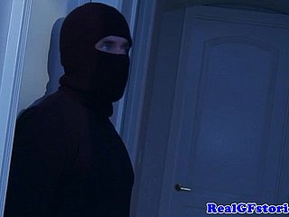 ربة منزل assfucked من قبل لص منتصف الليل