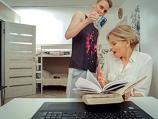 TUTOR4K. Guy kameraları kurmak ve onlar yardım ettiği haklıydı