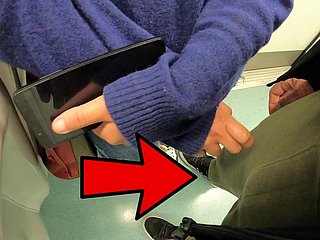 Une femme inconnue touche ma bite dans le métro