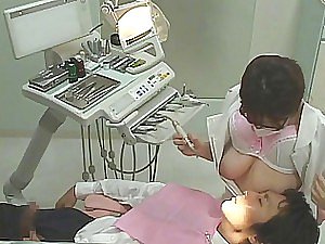 Nha sĩ Nhật Bản hung ác giật mình khỏi khách hàng trong khi họ hút bình lớn của cô ấy