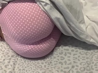 Mamas Freund hat mich in meinen Jungfrau-Arsch gefickt. Feierreinberry