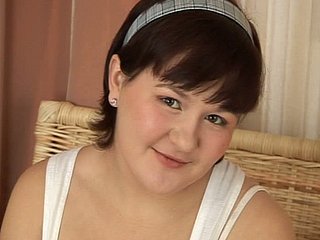 Chubby Brunette Küken Kate liebt es, festen Schwanz in ihren Löchern und dem Mund zu haben