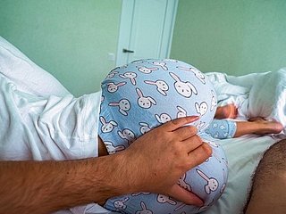 A irmã sted acorda e ajuda a pisar o irmão Cum enquanto ele assiste pornografia - creampie