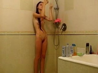 Cô gái gầy dưới vòi hoa sen