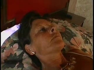 نانی اور چھوٹے لڑکے سے شادی کی