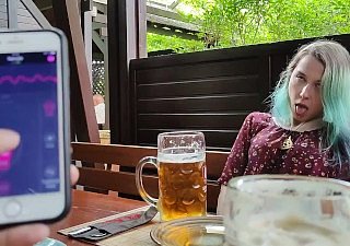 Zdalna kontrola orgazmu mojej przyrodniej w barze!