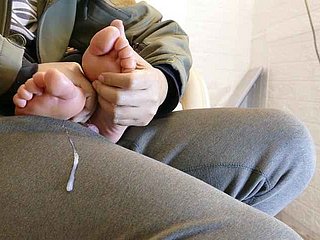 Footjob الصيني - Masseuse Cums على أقدام العميل