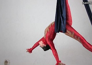 유연한 누드 아기 아그네스 페어
