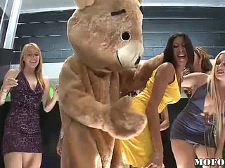 ダンシングベアは、ホットバチェロレットパーティーでラティーナカイラカレラをファックします