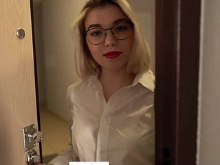 Instructor Indulge scopata dallo studente sul tavolo a casa POV