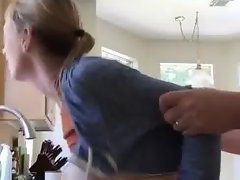 amigo de numbed esposa en cocina