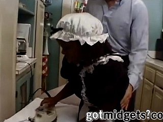 黒人のミゼットのメイドは地主のペニスを吸います