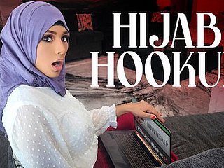 히잡을 쓴 소녀 니나는 미국의 10대 영화를 보며 자랐고 프롬 퀸이 되는 데 집착한다