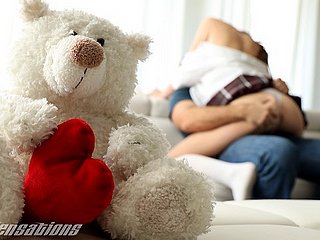NIEUWE SENSATIES - Ze wilde meer dan haar gevulde dier op Valentijnsdag (Athena Heart)
