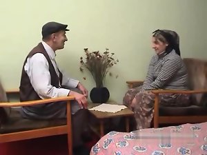 Yasli AMCA turbanli karisini sikiyor（トルコ語）