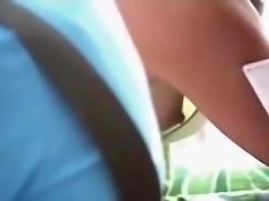 Downblouse Lateral grandes pezones en el Bar, Café