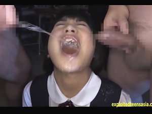  Кош Jav подросток, подвергнутый галлоны Piss От 10 Guys