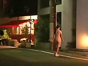 Şok Teengirl Arka Bahçede el yordamıyla