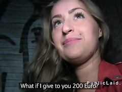 Busty brunette amatorskie uderzył w miejscach publicznych