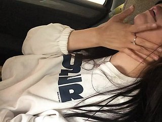 En train de rencontrer une jeune femme, quelqu'un est soudainement venu