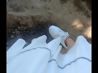 A well-endowed ousada rainha knock off sexo ao ar livre Meina se conecta com um homem fazendo um boquete em um banco de parque