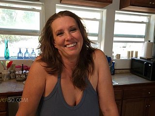 Ibu Tiri Milf Panas mendapat pelajaran dalam kad dan memberi pelajaran seks kepada anak tirinya.