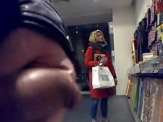 Clignotant ma bite à jolie fille dans un magasin