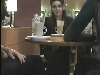 Intermitente en un café