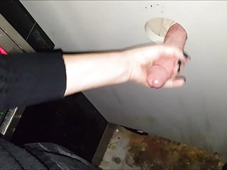GFは栄光の穴でホットコックをけいれん