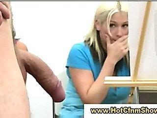 Cfnm Babes gibt einem Kerl einen Handjob in Wirklichkeit groupsex