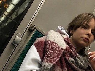 Voyeur adolescente bonito escondida cam jot de pau grande em jeans apertados