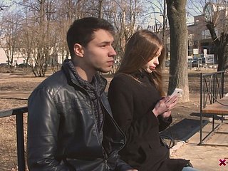 Nahm im Parking-lot Adel Bye wird von ihrem neuen männlichen Freund stocherte